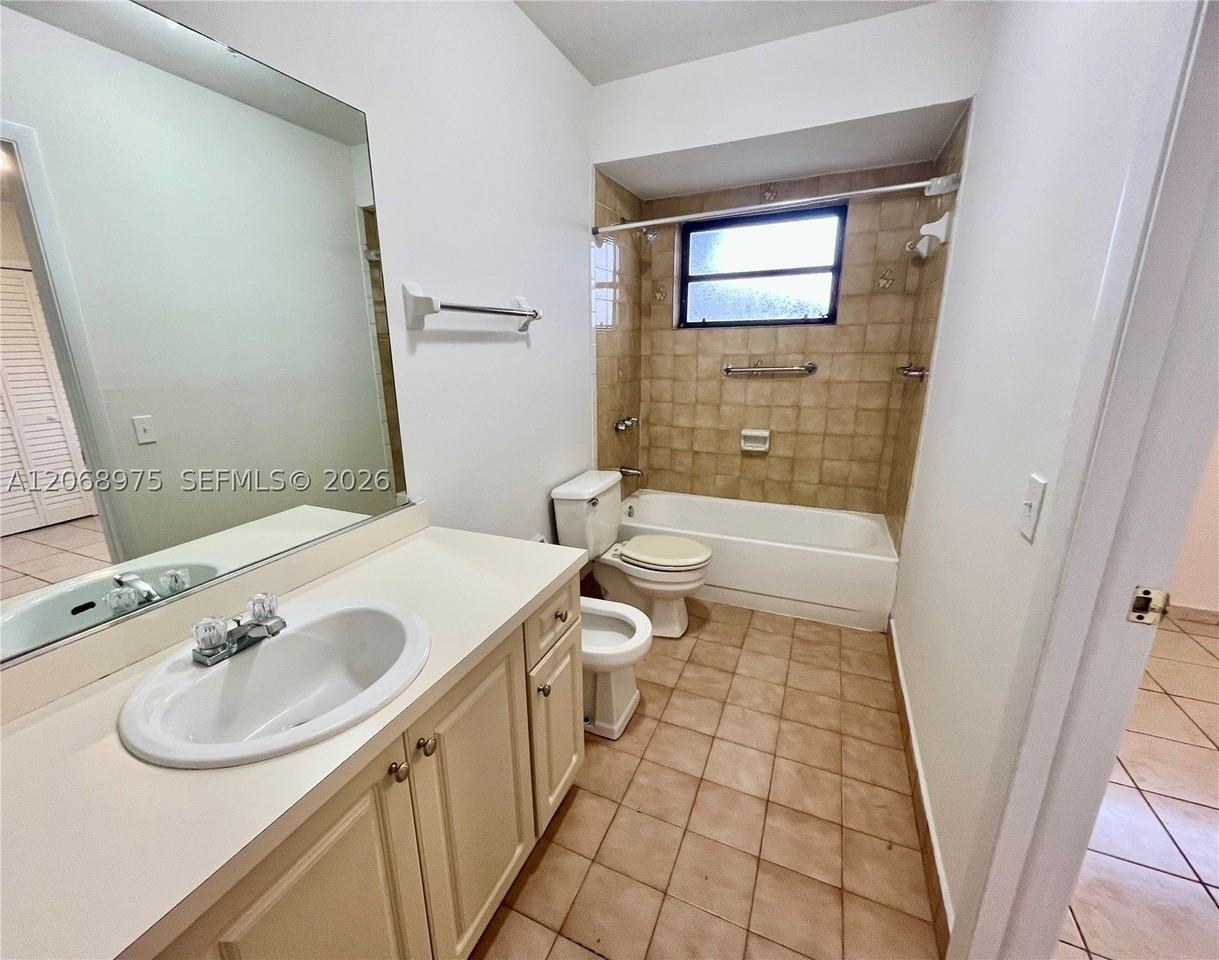 1095 W 37th St - Photo 5 of 7
