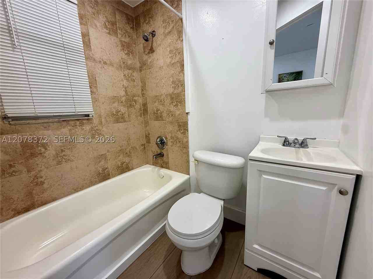 427 Ne 62nd St #5 - Photo 3 of 5