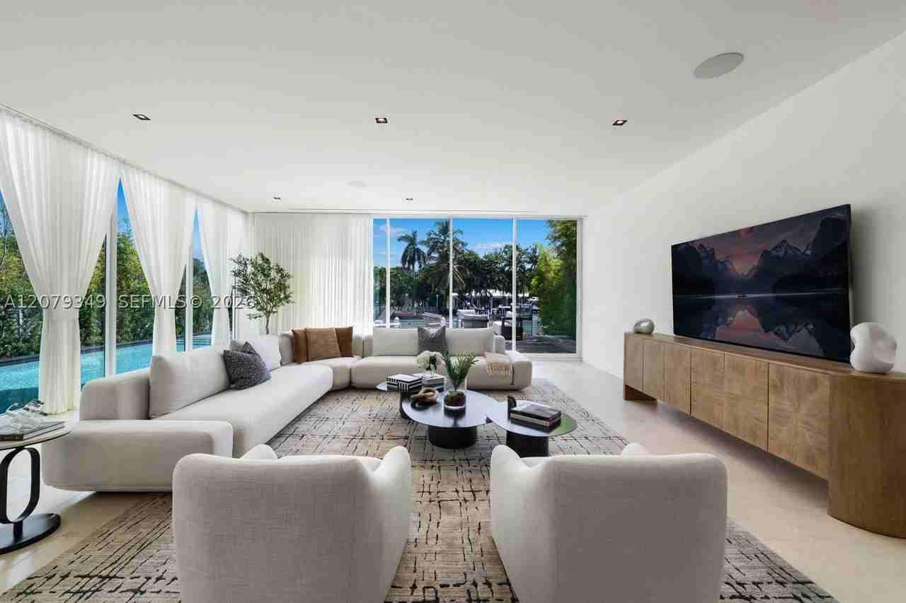 1031 W 48th St #6 - Photo 2 of 48