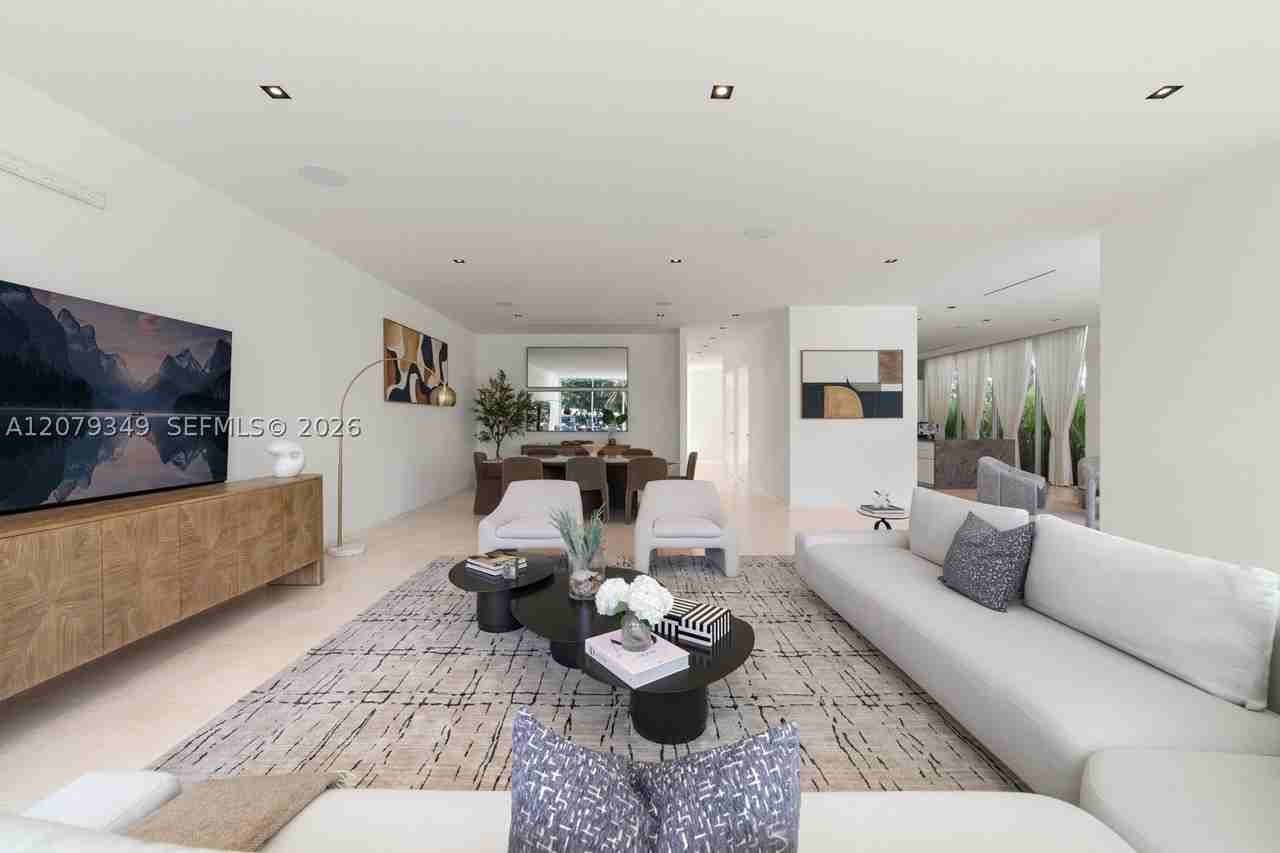1031 W 48th St #6 - Photo 3 of 48