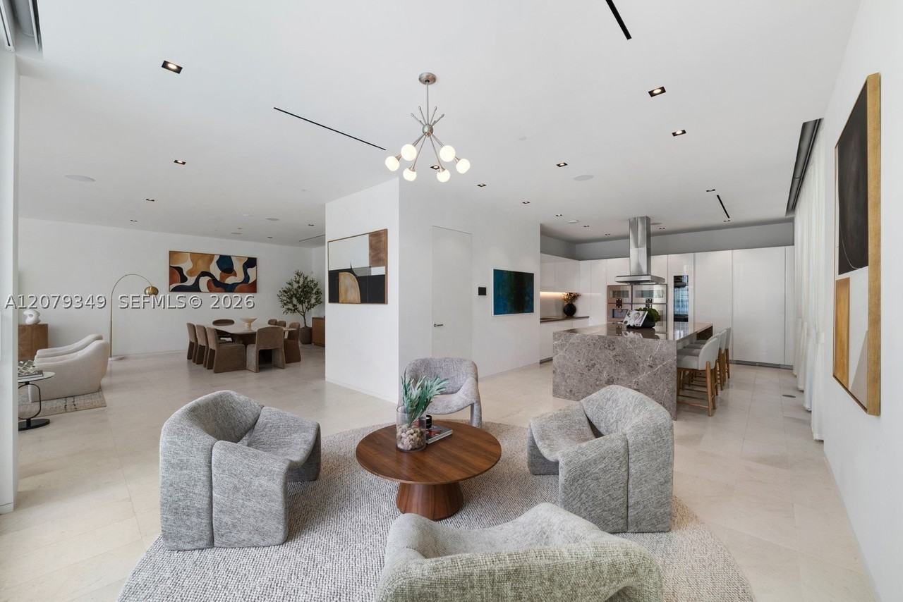 1031 W 48th St #6 - Photo 5 of 48