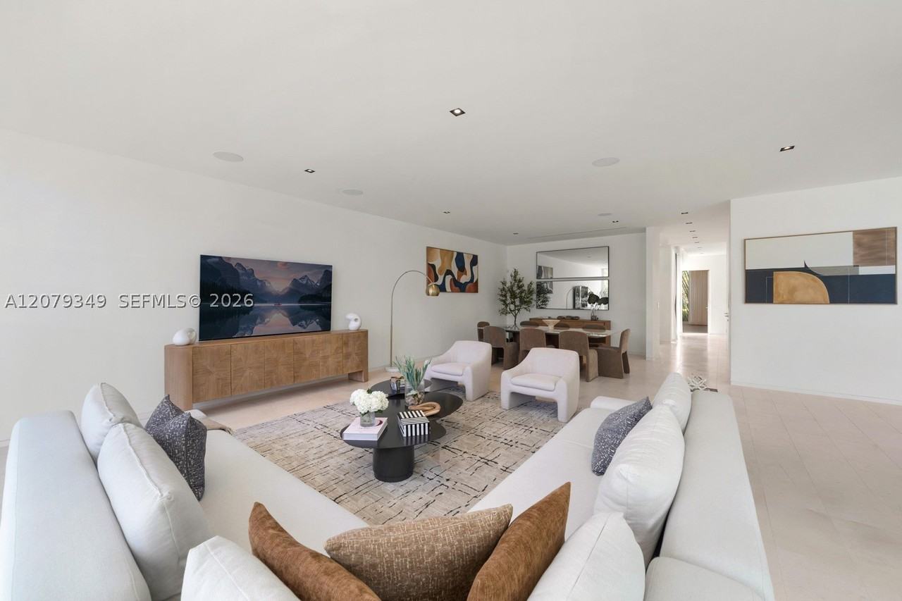 1031 W 48th St #6 - Photo 6 of 48