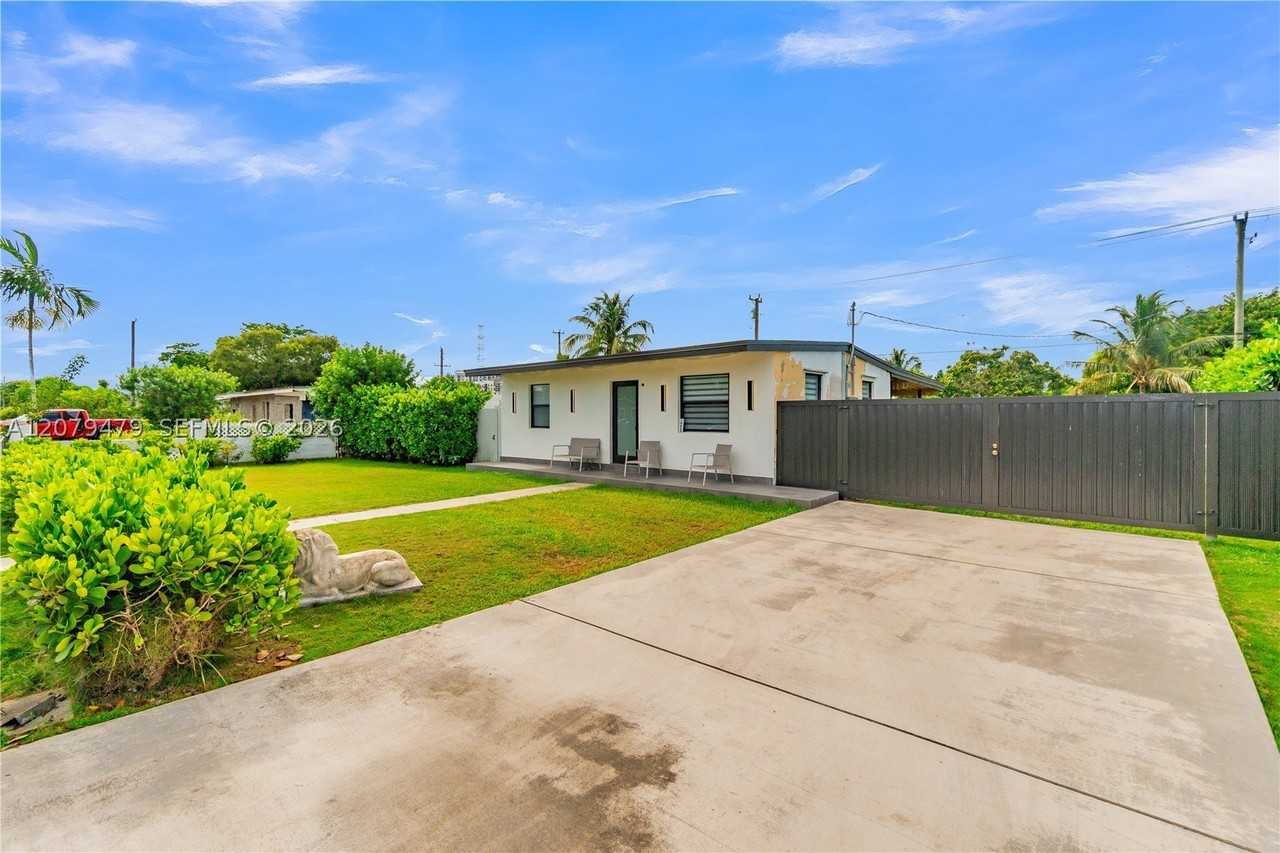 10420 Sw 182nd St - Photo 4 of 28