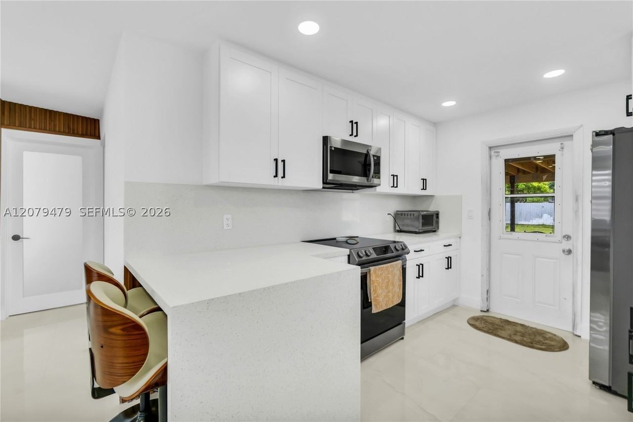 10420 Sw 182nd St - Photo 5 of 28