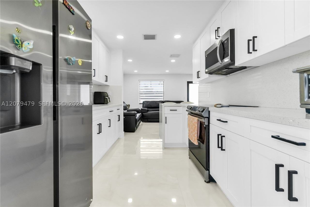 10420 Sw 182nd St - Photo 6 of 28