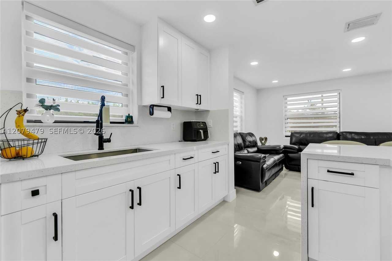 10420 Sw 182nd St - Photo 7 of 28