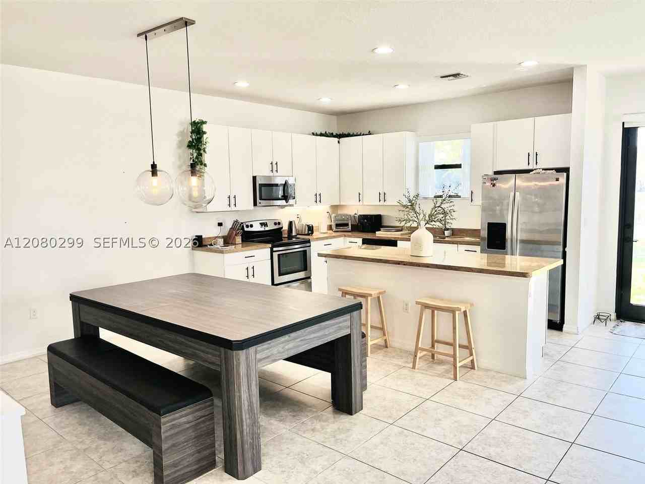 616 Ne 193rd St - Photo 3 of 19