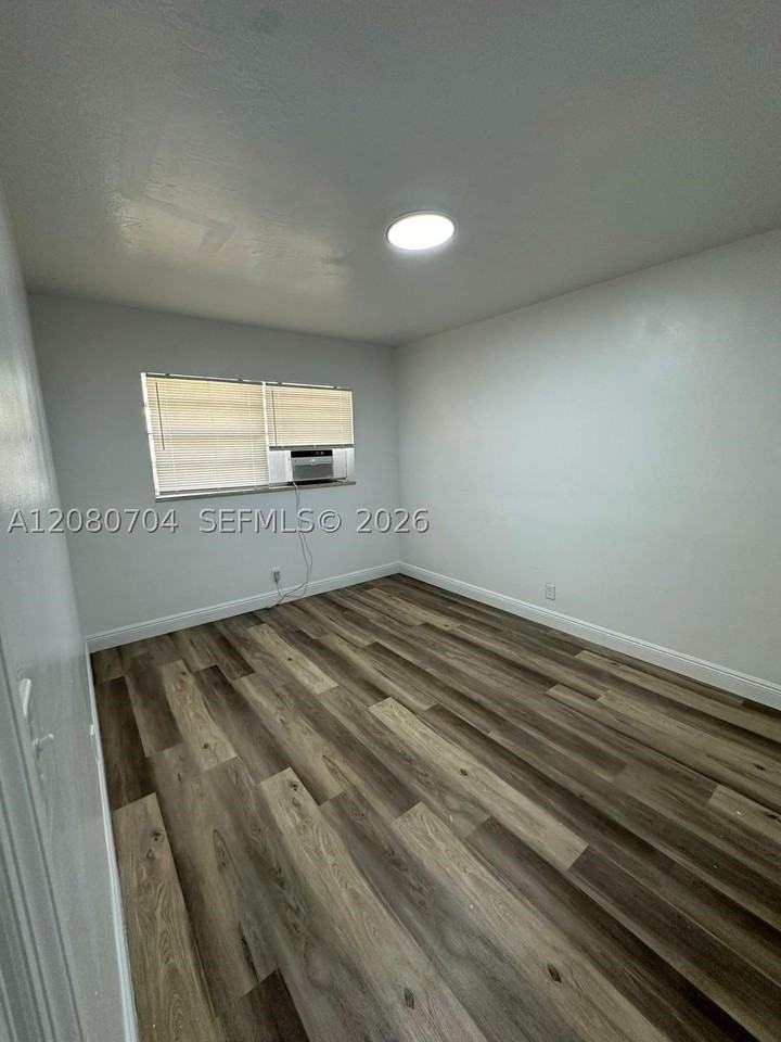319 Ne 2nd St #4 - Photo 2 of 7