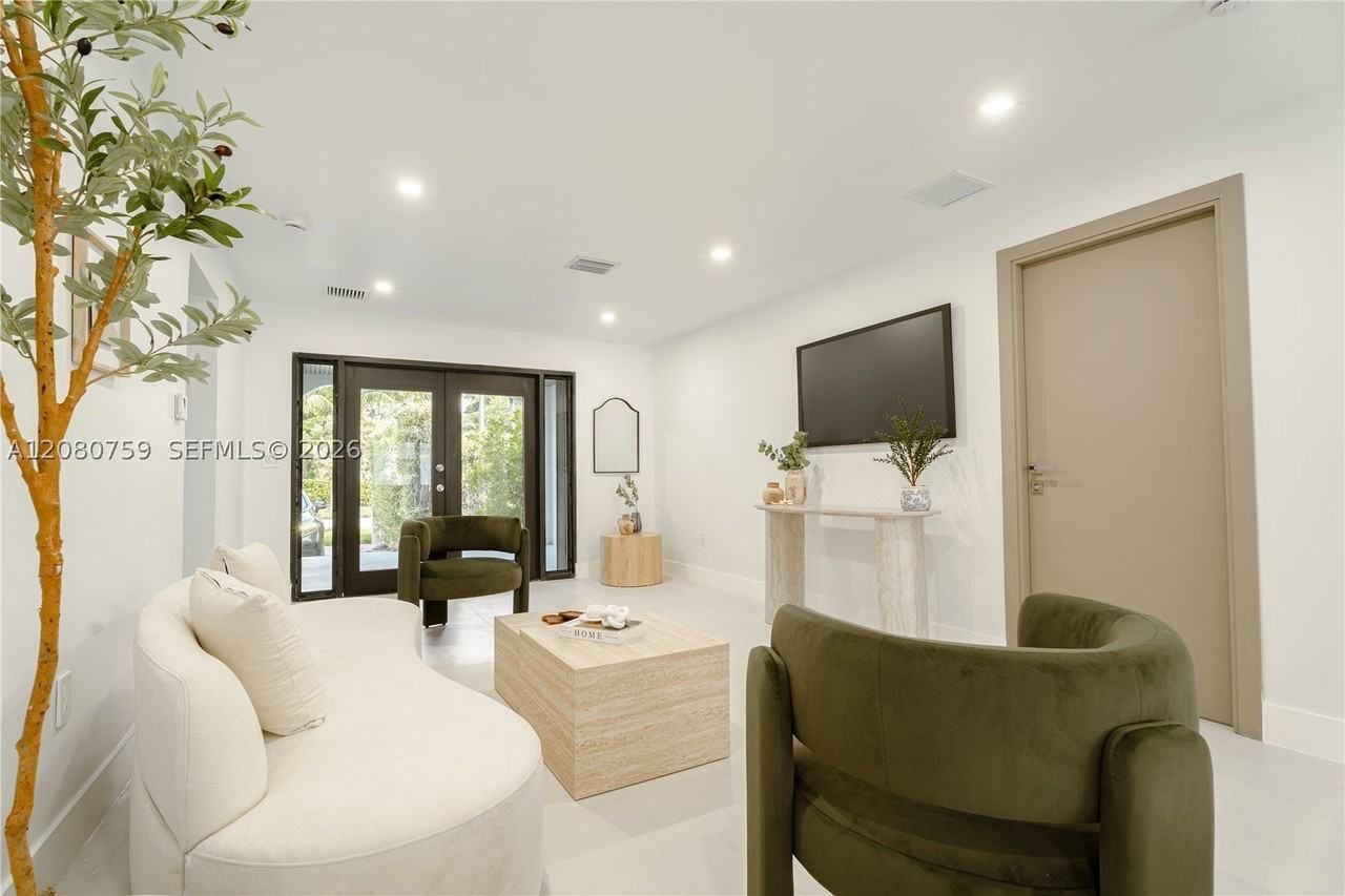 1221 Biarritz Dr - Photo 4 of 50