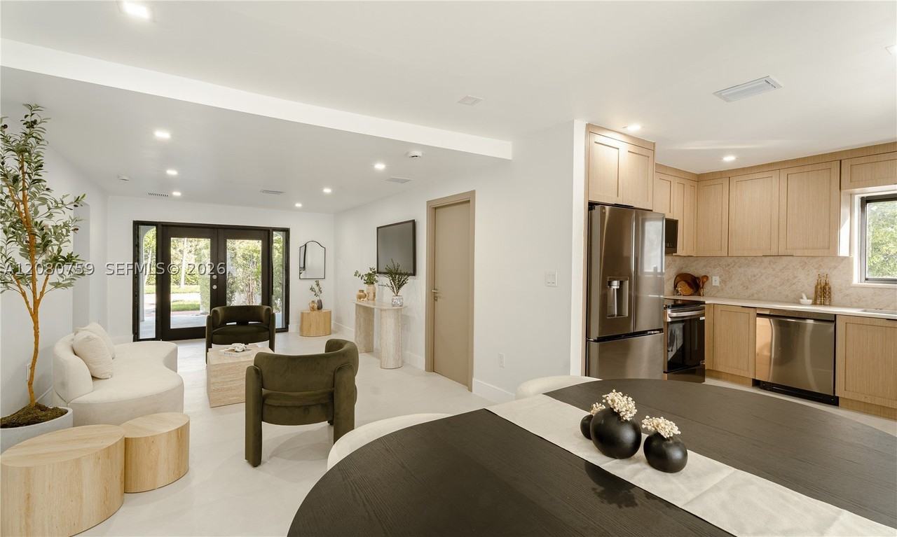 1221 Biarritz Dr - Photo 5 of 50