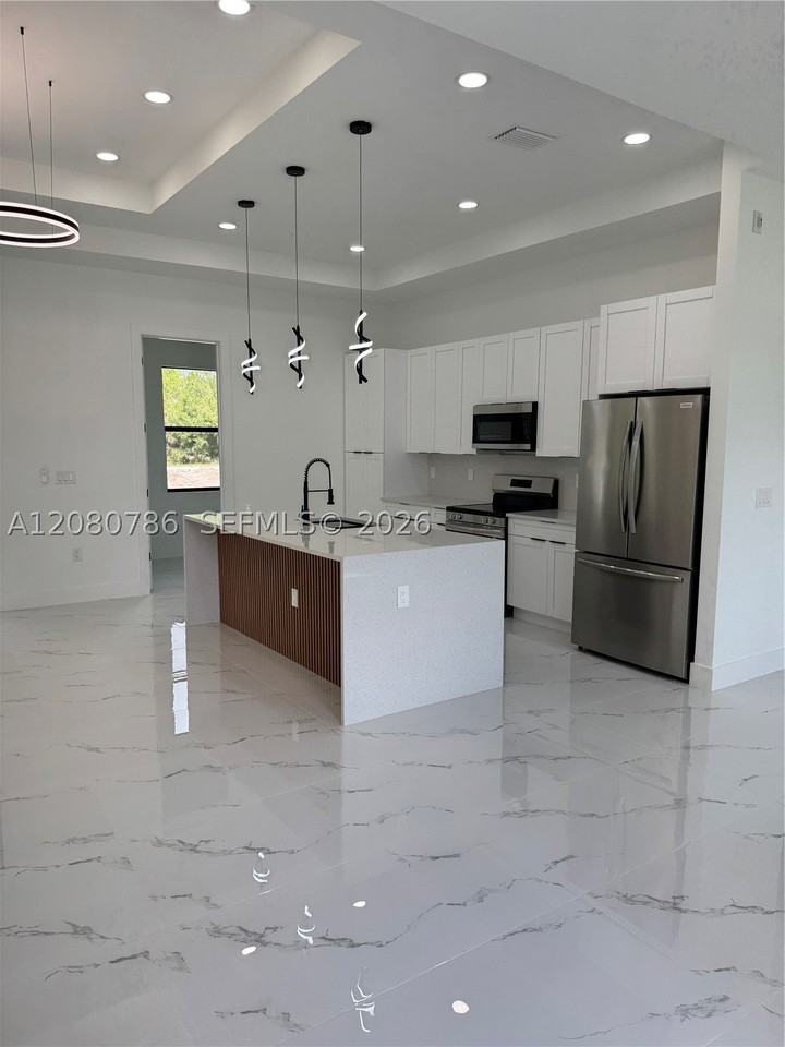 842 Nina Ave S - Photo 3 of 22