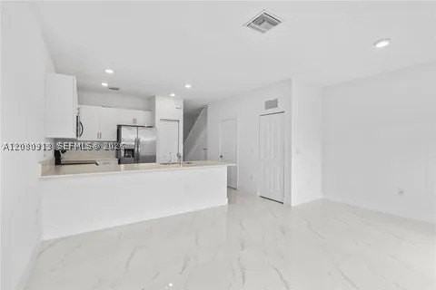 957 Ne 211th St - Photo 4 of 38