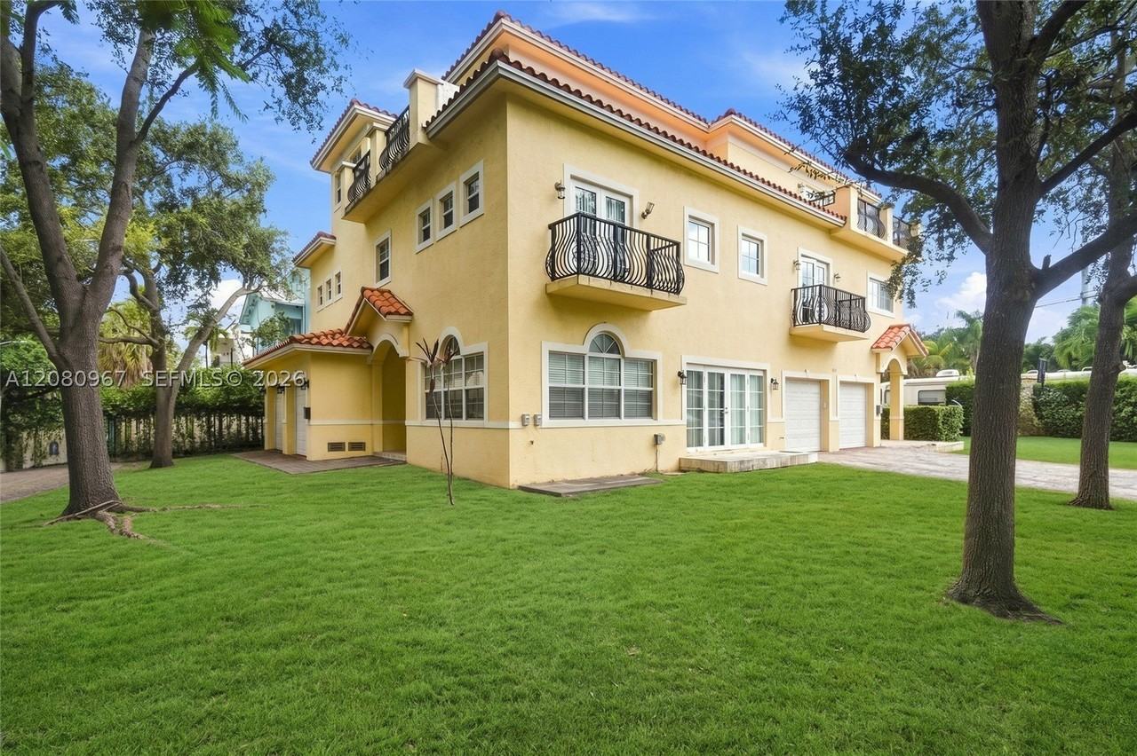 913 Sw 8th St #2 - Photo 2 of 44