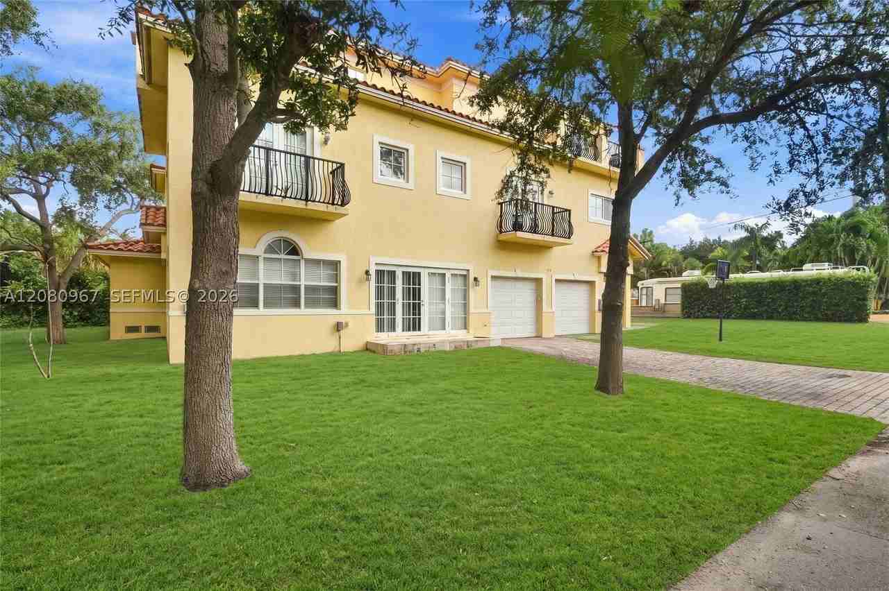 913 Sw 8th St #2 - Photo 4 of 44