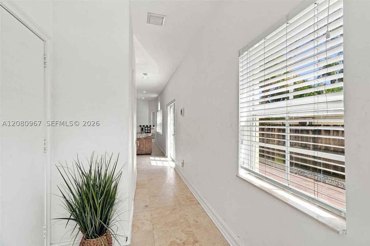 913 Sw 8th St #2 - Photo 6 of 44