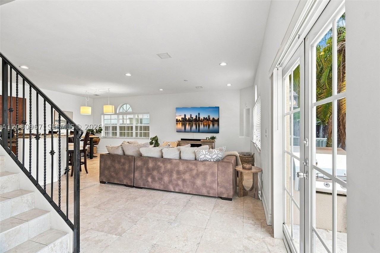 913 Sw 8th St #2 - Photo 7 of 44
