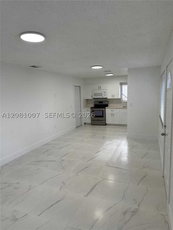 324 E 34th St #1 - Photo 3 of 11