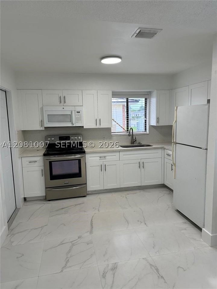 324 E 34th St #1 - Photo 4 of 11