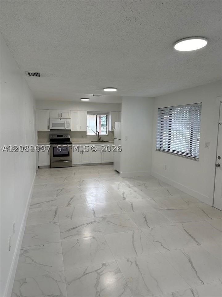 324 E 34th St #1 - Photo 5 of 11