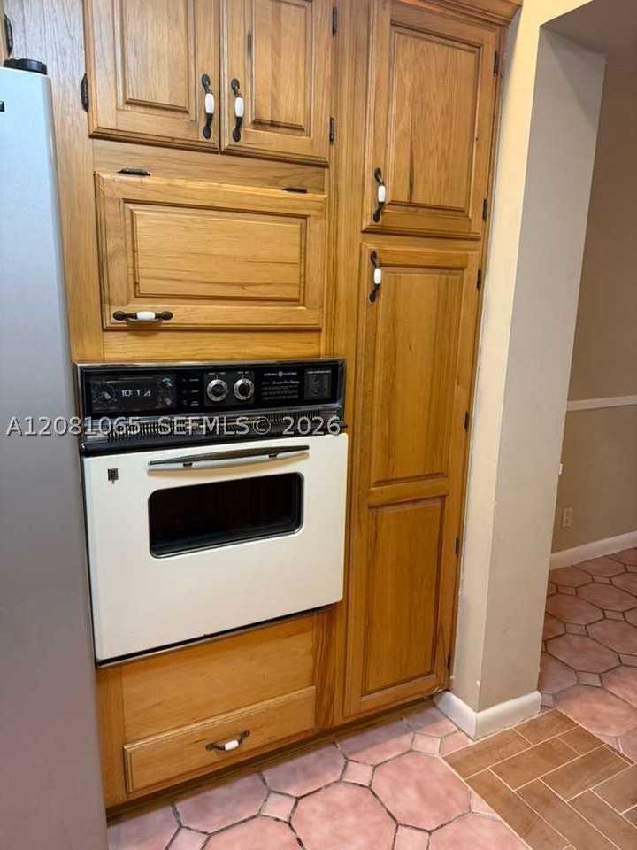 711 Sw 9th Ave - Photo 4 of 23