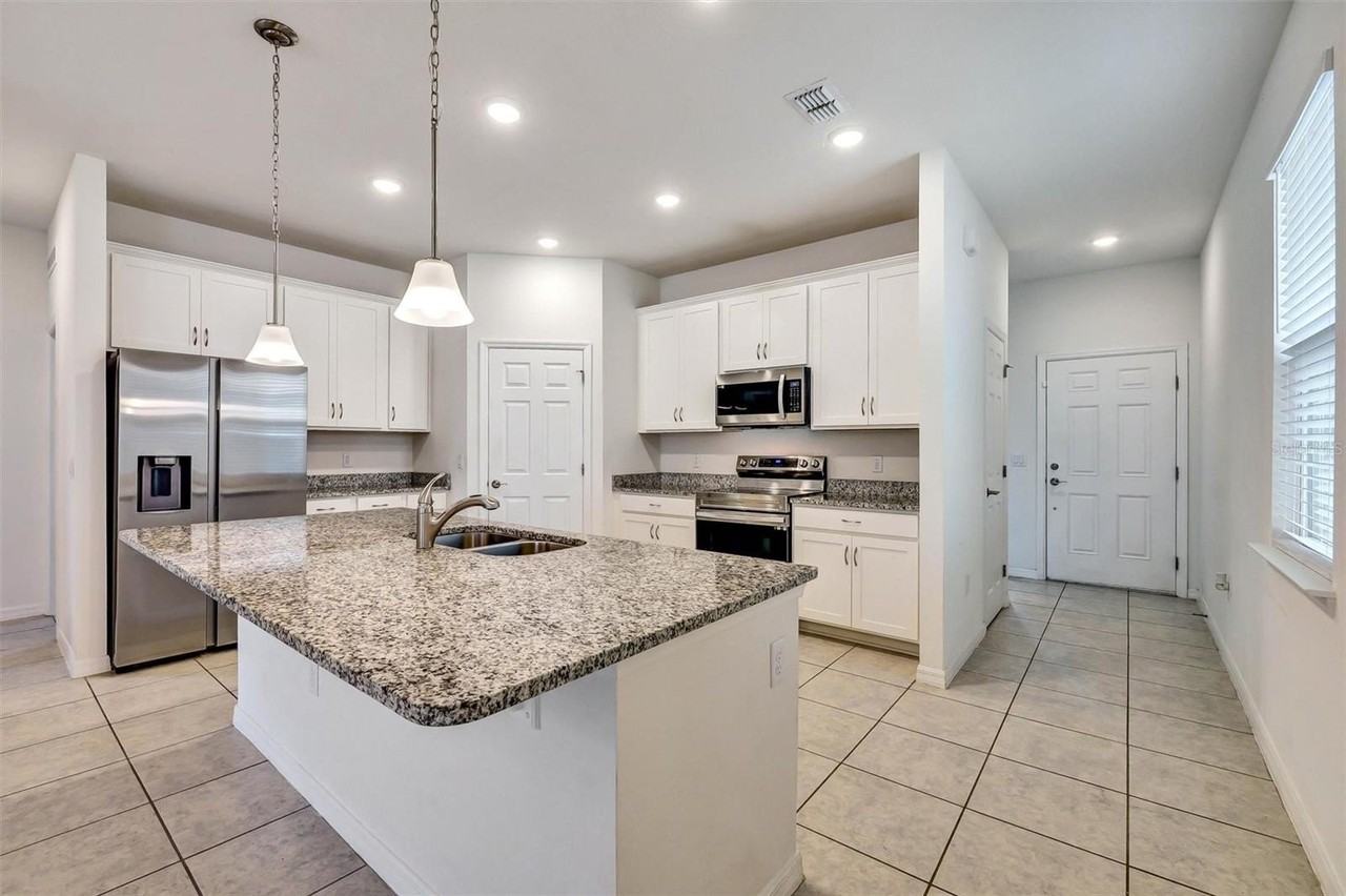 2599 Avalon Park Blvd - Photo 2 of 21