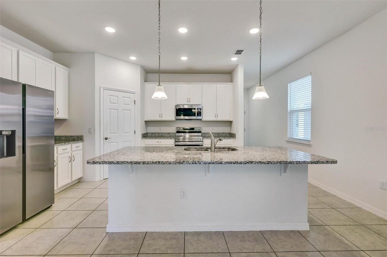 2599 Avalon Park Blvd - Photo 3 of 21