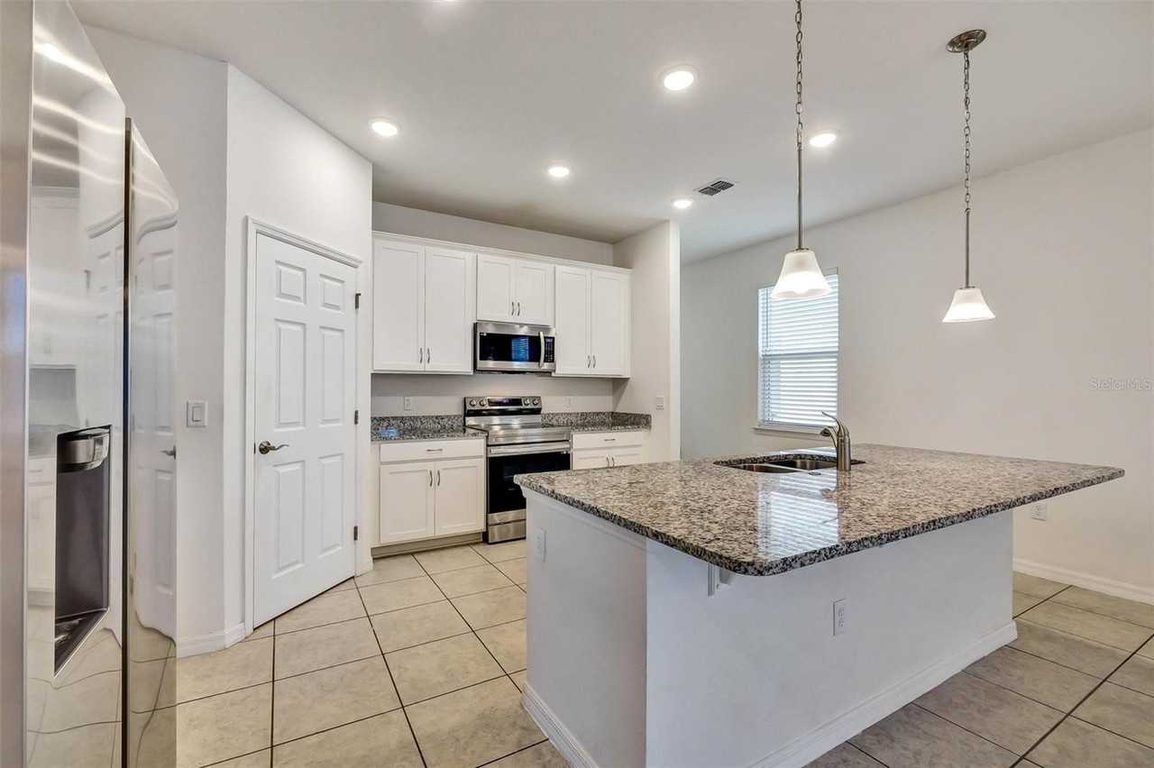 2599 Avalon Park Blvd - Photo 4 of 21