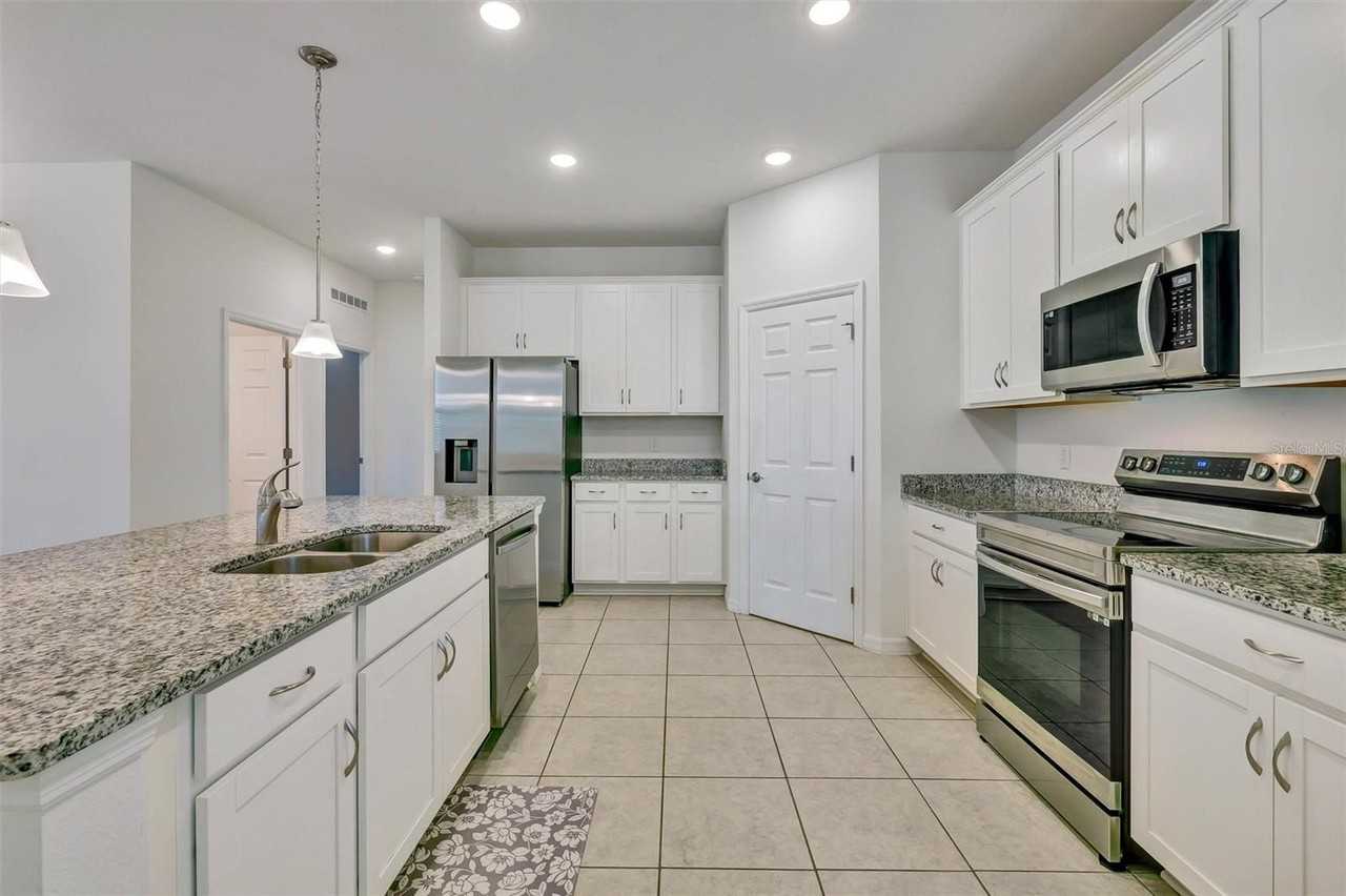 2599 Avalon Park Blvd - Photo 5 of 21
