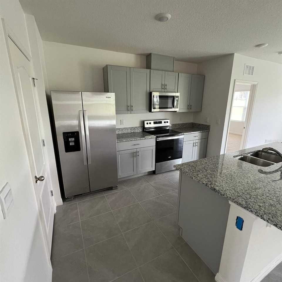446 Baroness Way - Photo 2 of 14