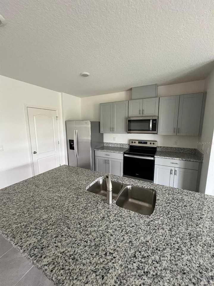 446 Baroness Way - Photo 3 of 14