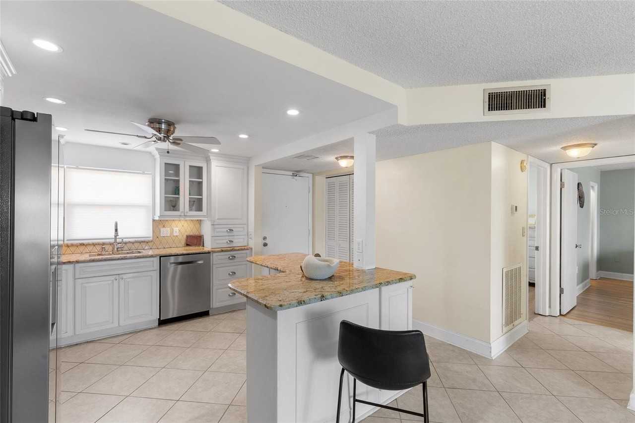 4775 Cove Cir #202 - Photo 5 of 38