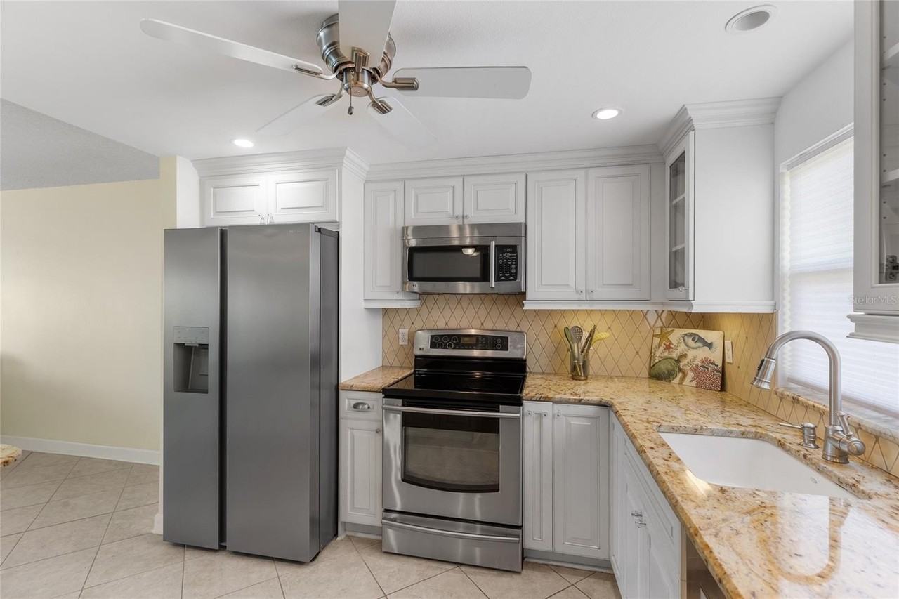 4775 Cove Cir #202 - Photo 6 of 38