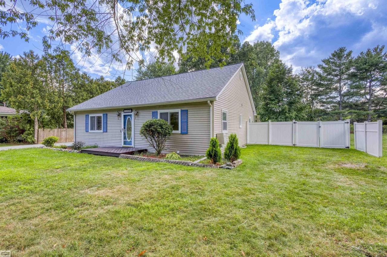 38055 Winkler St - Photo 2 of 24