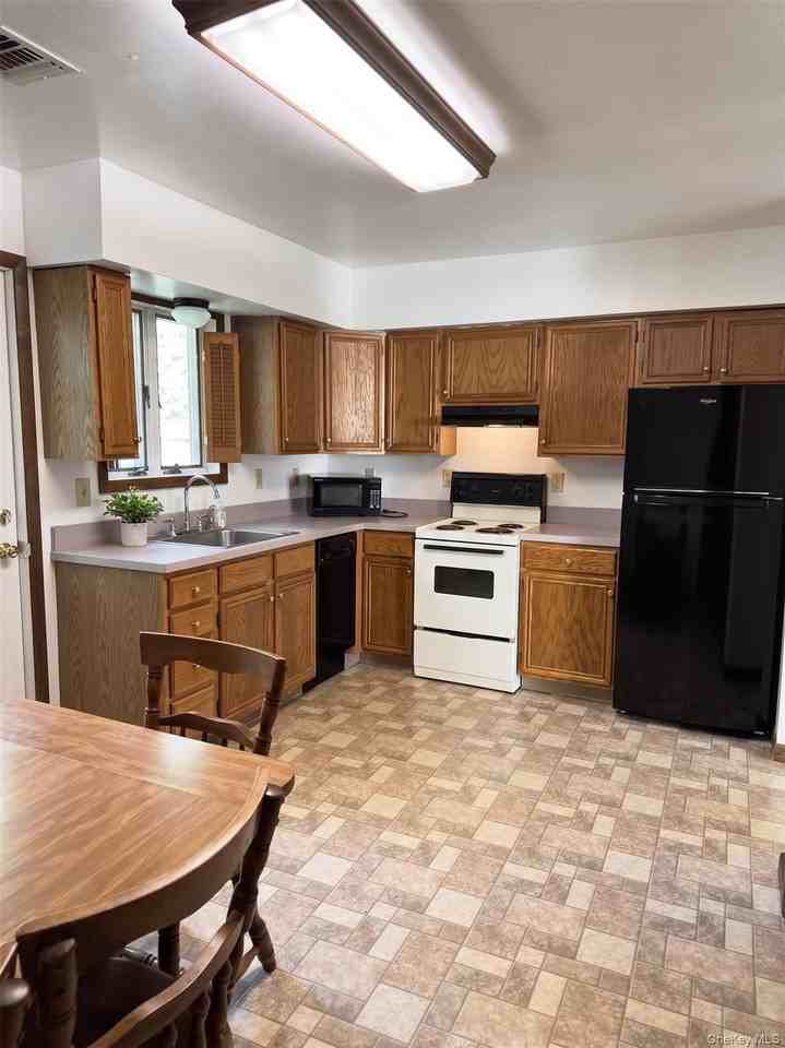 17 Brooks Ln #B - Photo 5 of 12