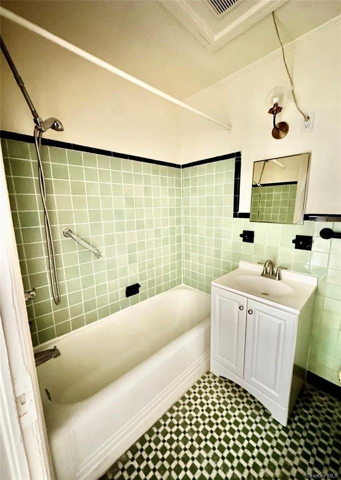 918 Hempstead Tpke #6 - Photo 4 of 9
