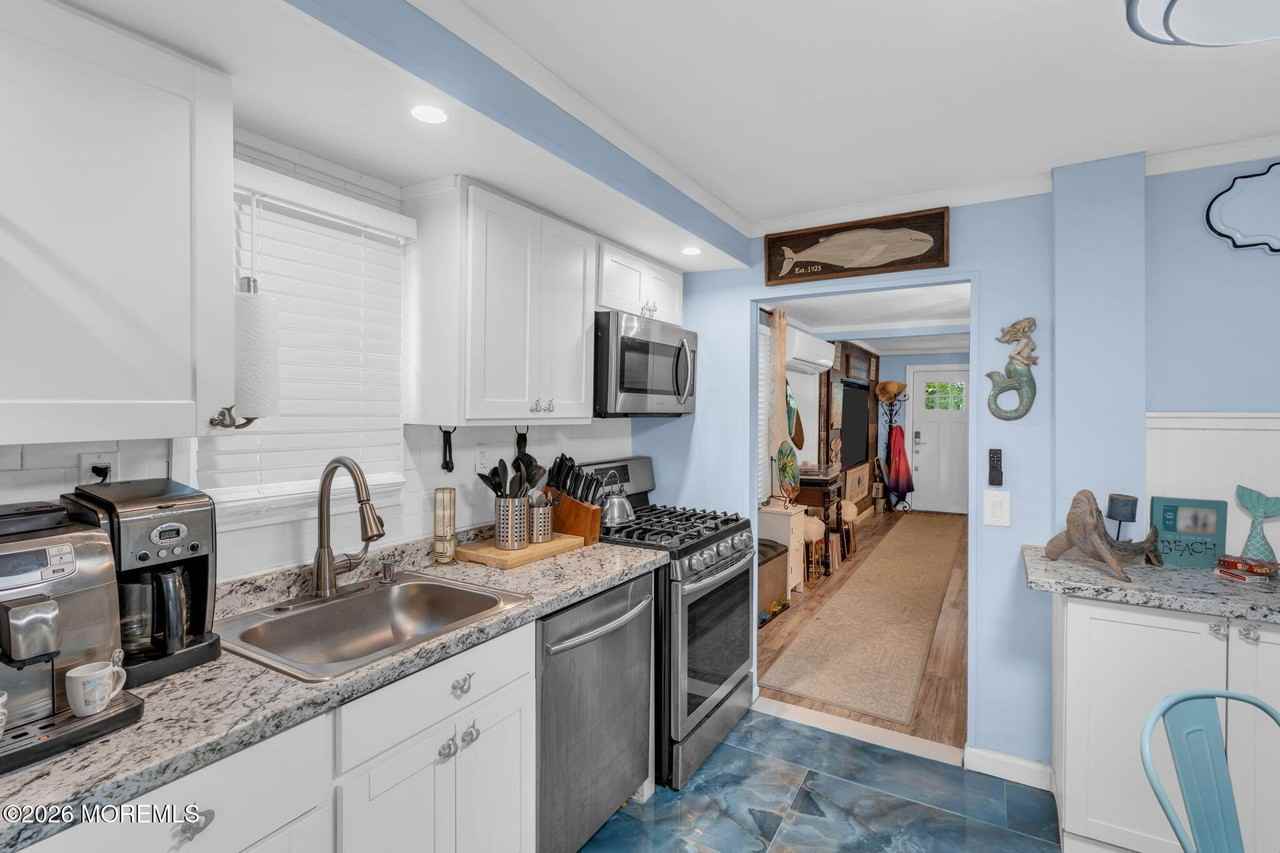916 Mattison Ave - Photo 5 of 17
