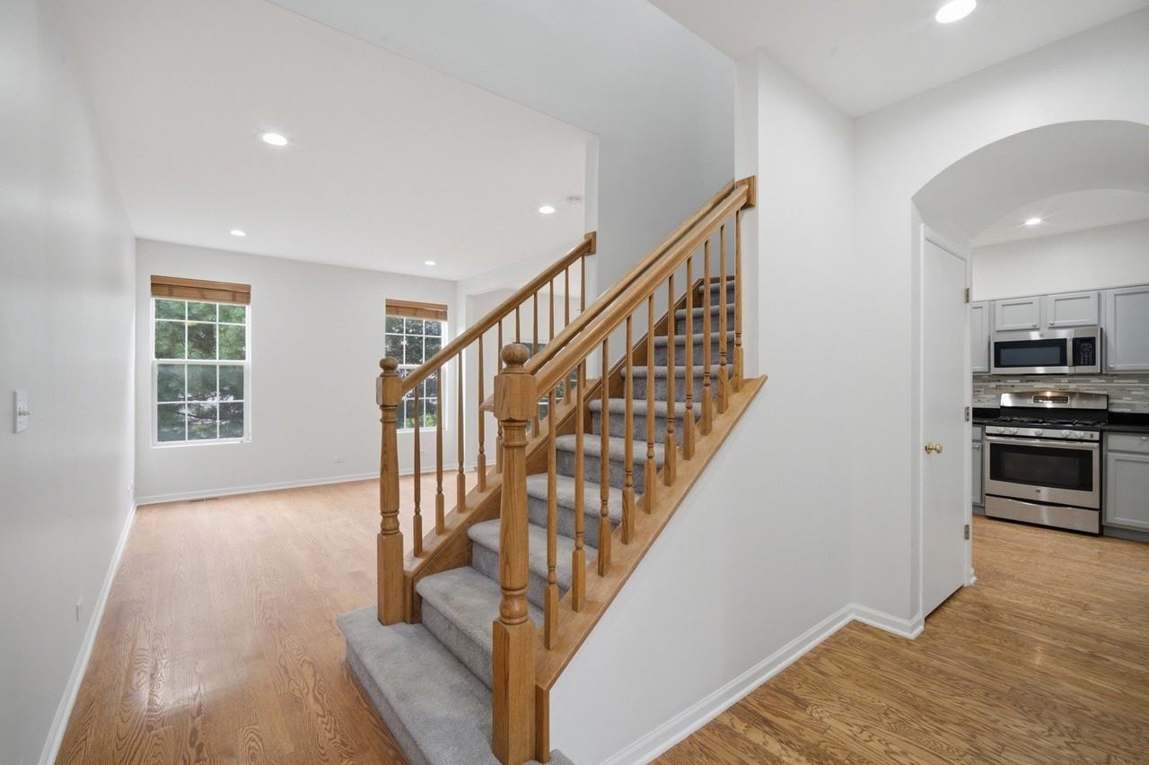 611 Lakeridge Ct #611 - Photo 3 of 25