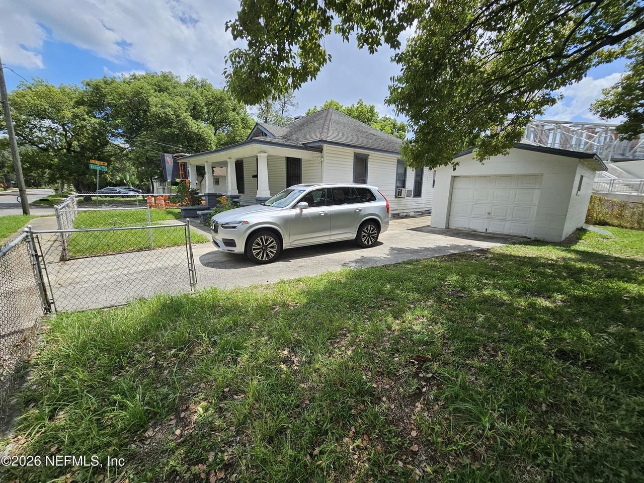 836 W 21st St - Photo 2 of 15