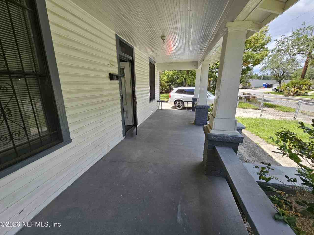 836 W 21st St - Photo 3 of 15