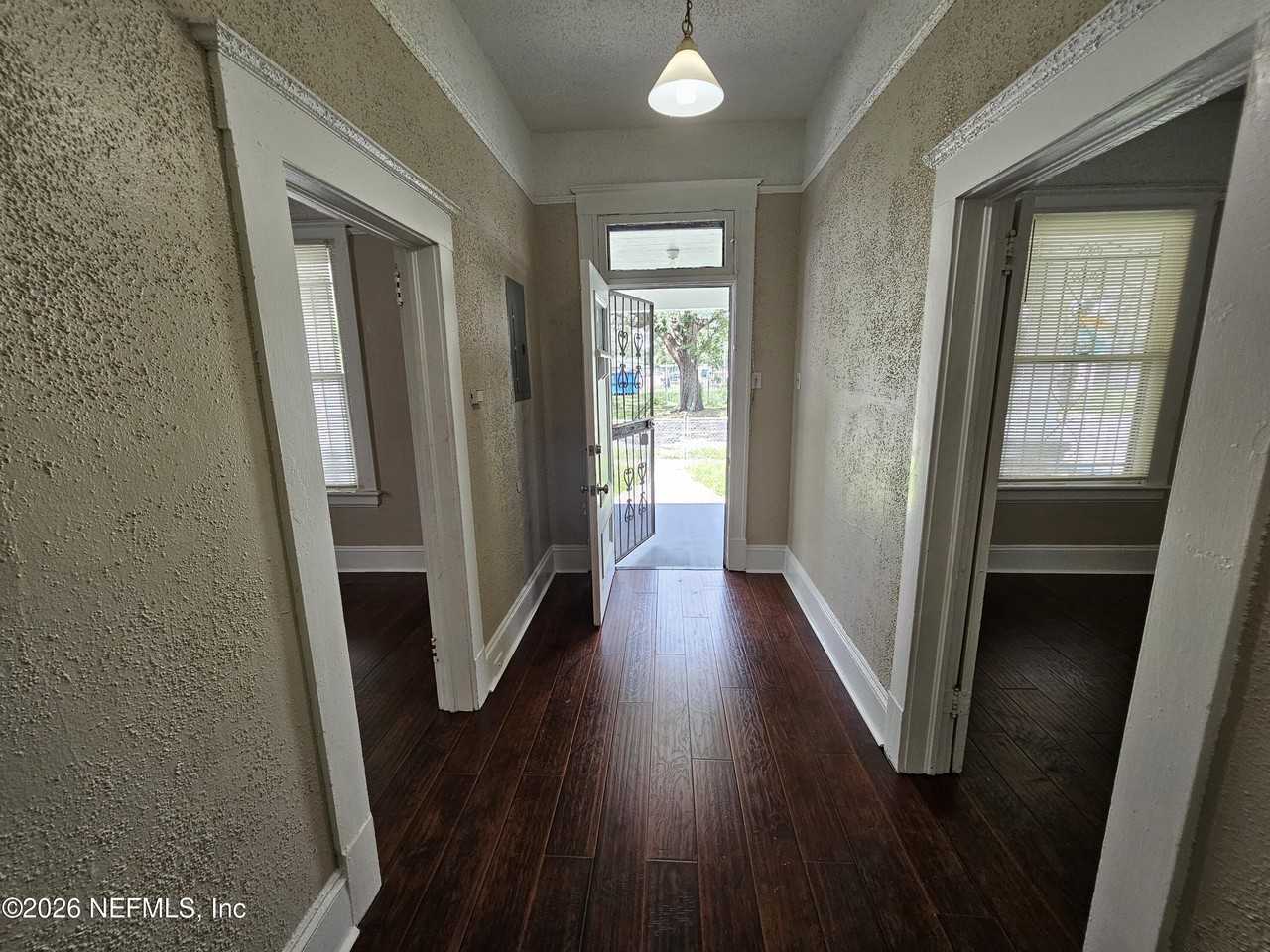 836 W 21st St - Photo 4 of 15