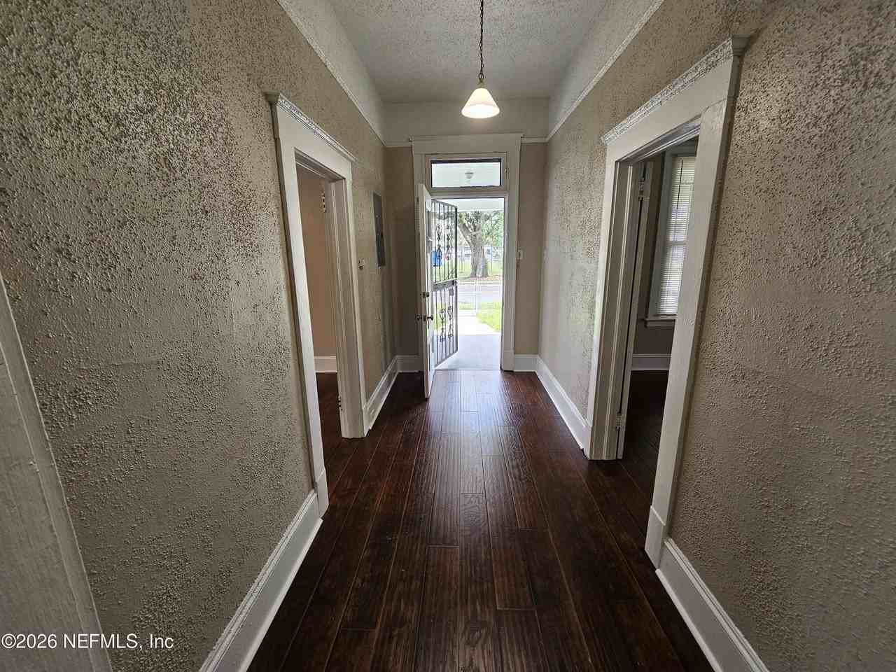 836 W 21st St - Photo 5 of 15