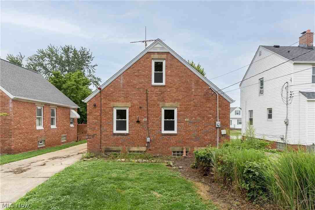 10201 Grace Ave - Photo 4 of 33