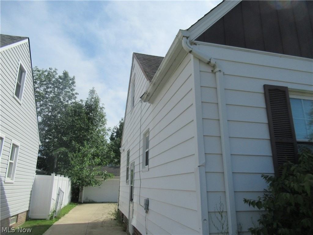 11901 Wayland Ave - Photo 2 of 27