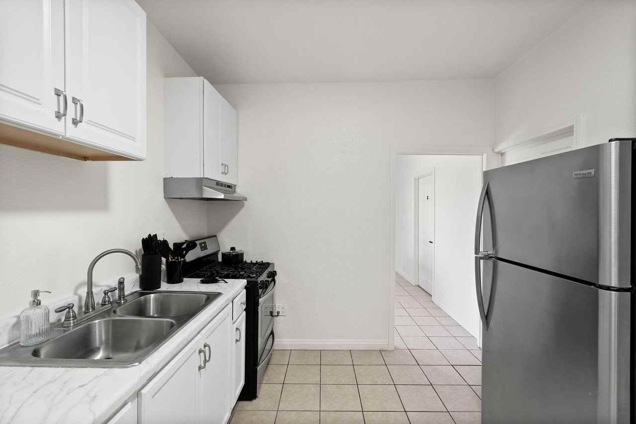 W 48th St - Photo 4 of 50