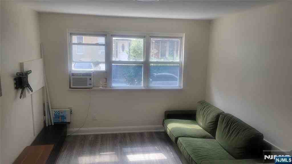 552 38th St #2 - Photo 2 of 16