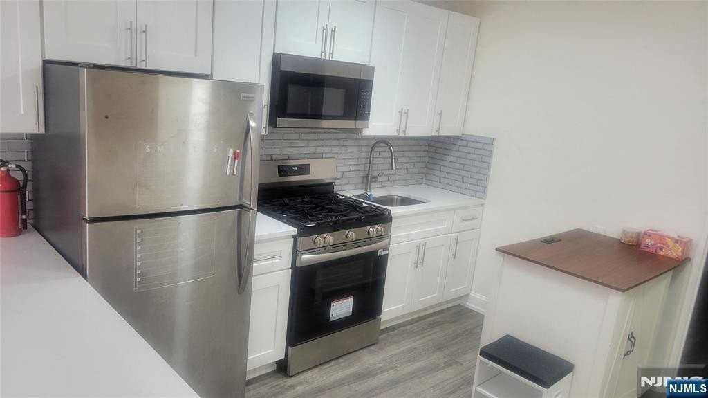 552 38th St #2 - Photo 7 of 16