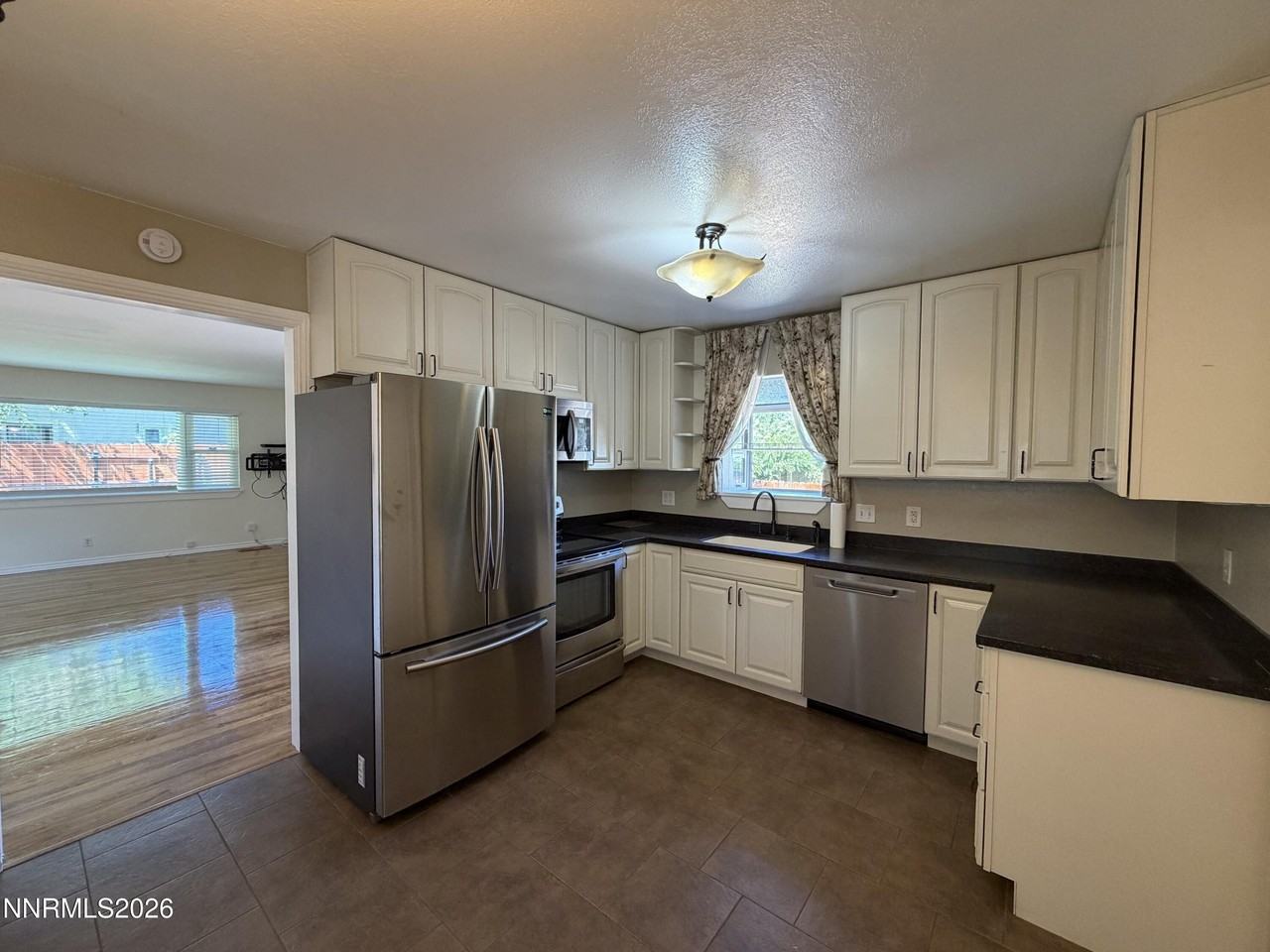 1545 Elizabeth St - Photo 4 of 20