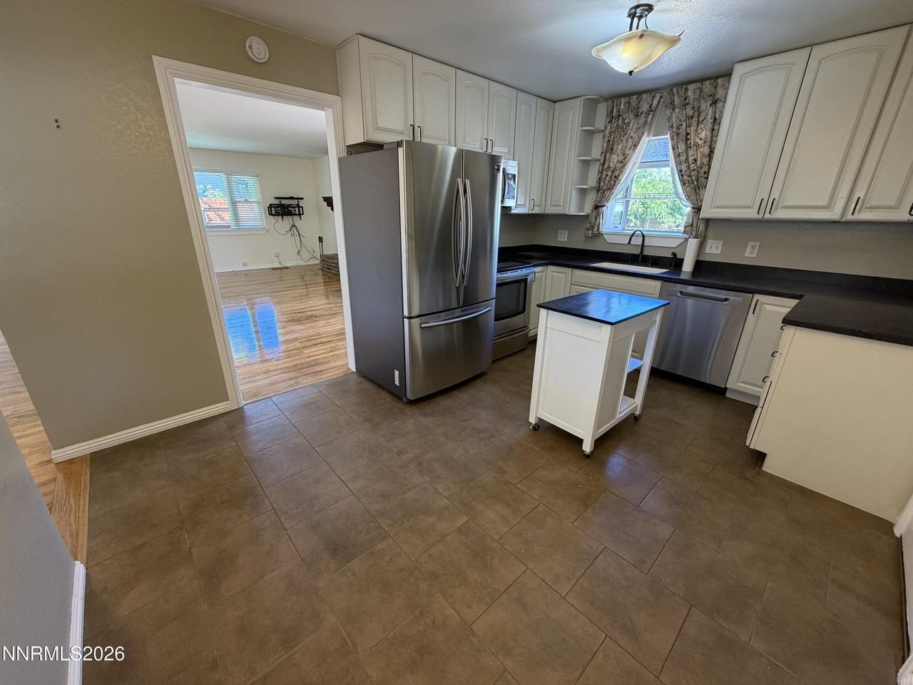 1545 Elizabeth St - Photo 5 of 20