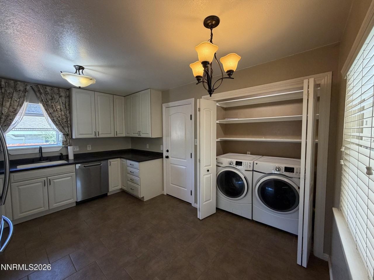 1545 Elizabeth St - Photo 6 of 20