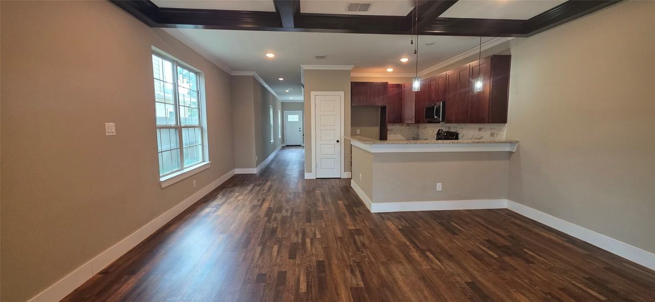 1705 Ash Crescent St - Photo 3 of 13